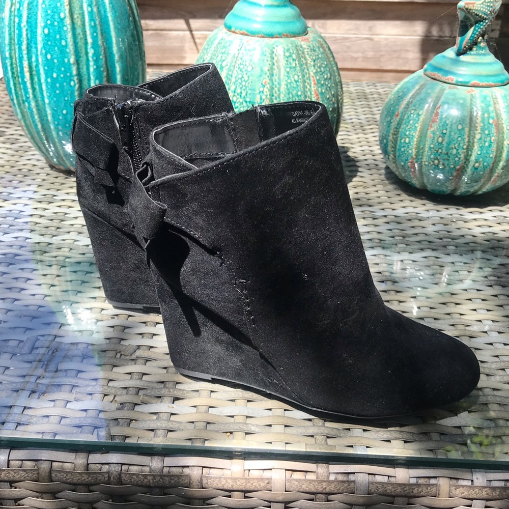Black Bow Tie Wedge Booties 🤩
